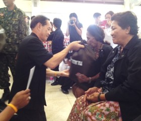 นำถุงยังชีพพระราชทาน ไปมอบให้แก่ราษฎรที่ประสบอุทกภัย ณ ... พารามิเตอร์รูปภาพ 3