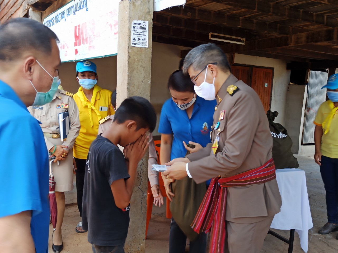 มอบสิ่งของพระราชทาน ในพื้นที่จังหวัดศรีส 44