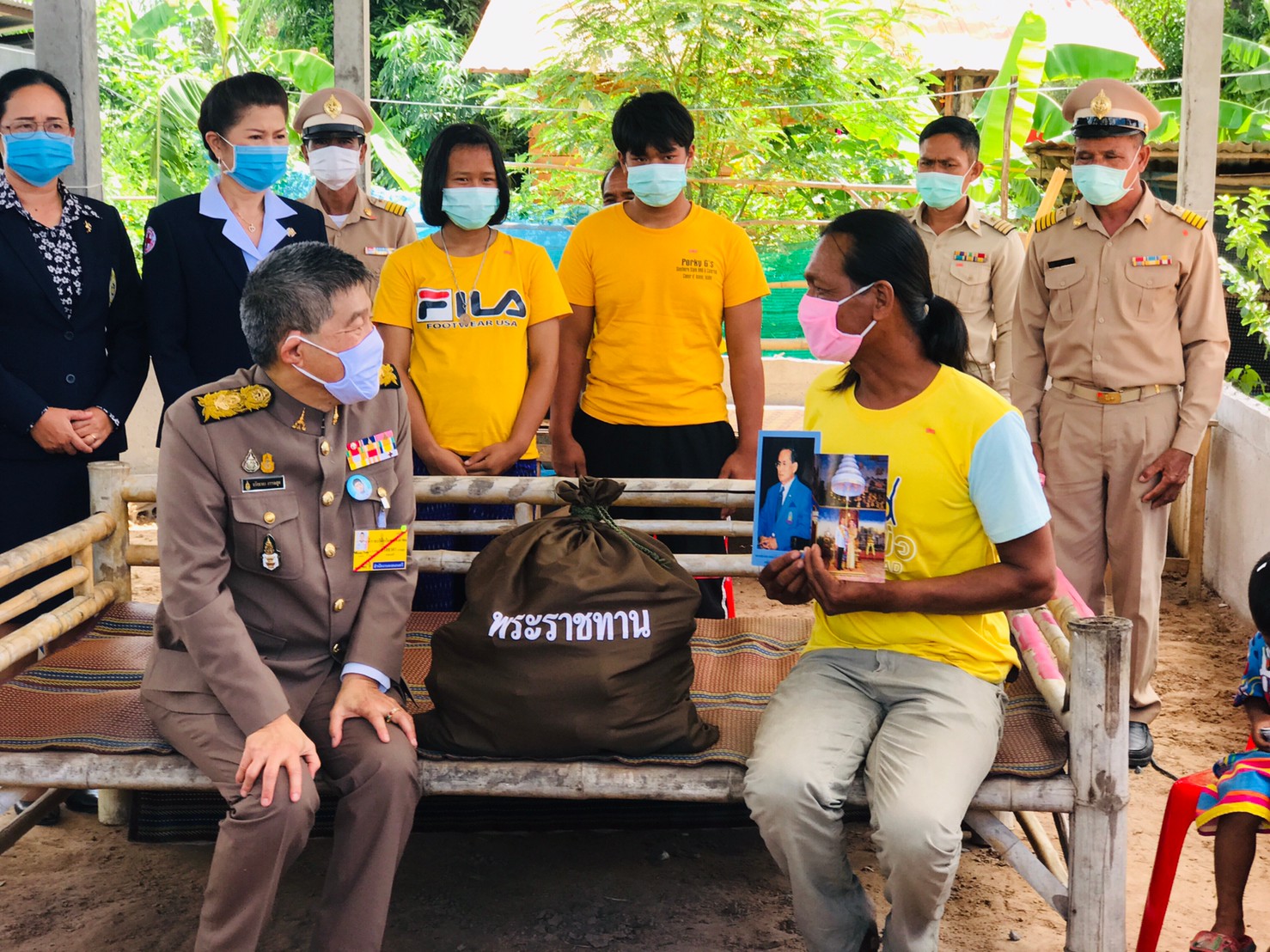 มอบสิ่งของพระราชทาน ในพื้นที่จังหวัดศรีส 5